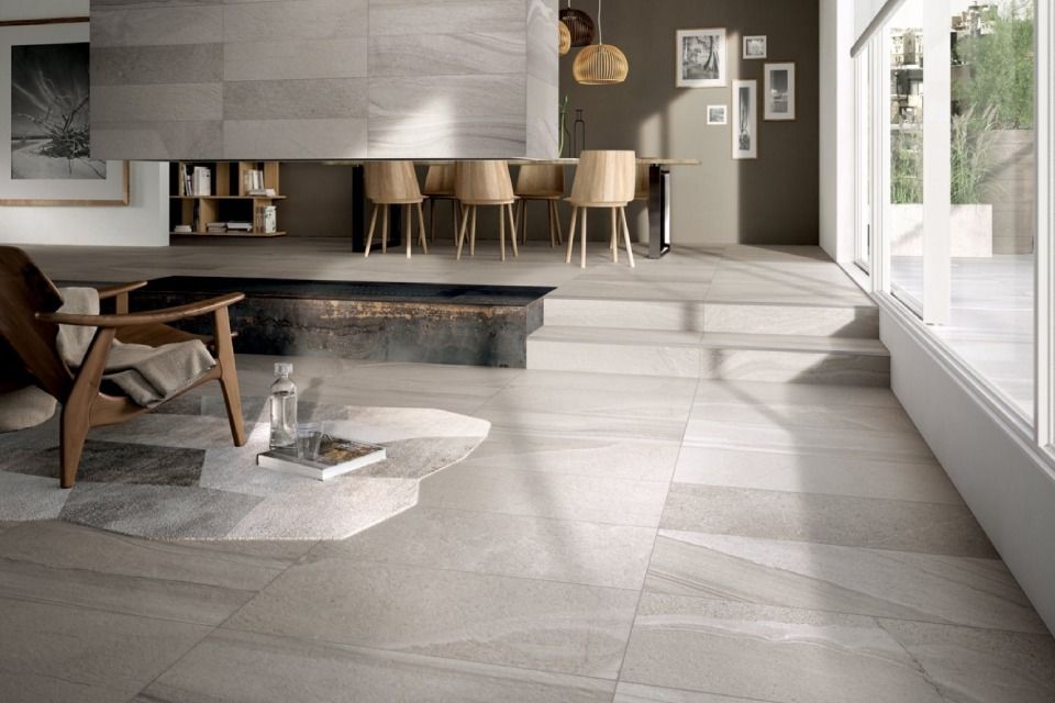 gefliester Raum mit Panoramafenster