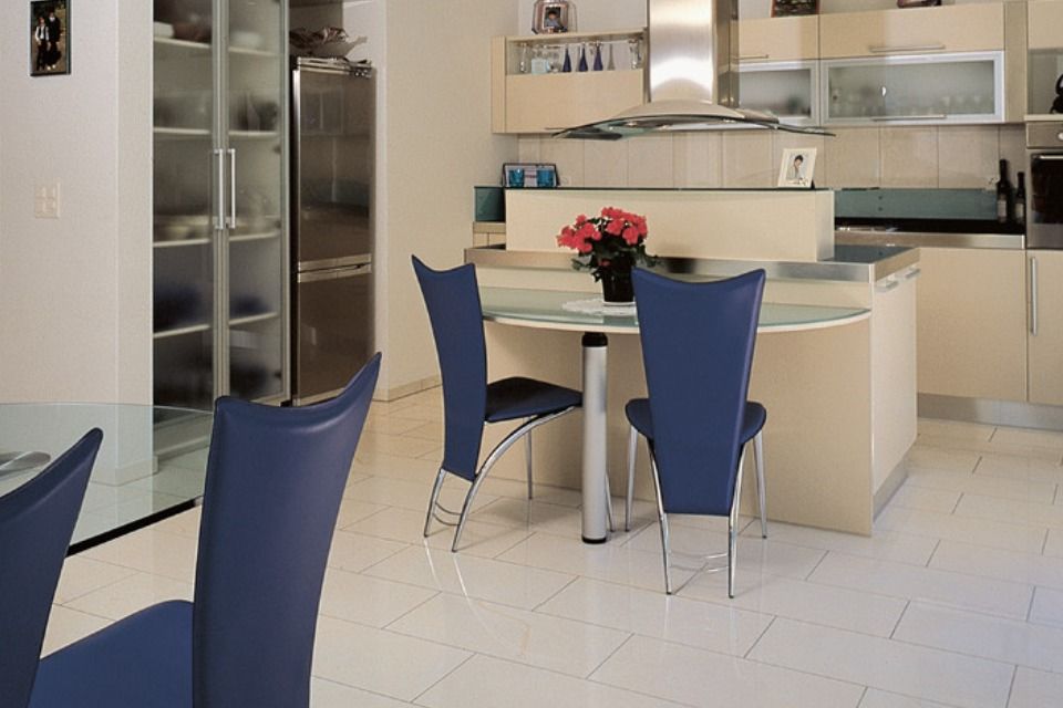 gefliester Raum mit blauen Stühlen