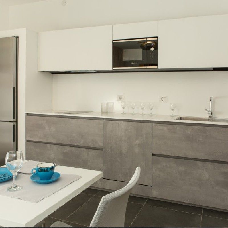 Küche mit Keramik-Arbeitsfläche