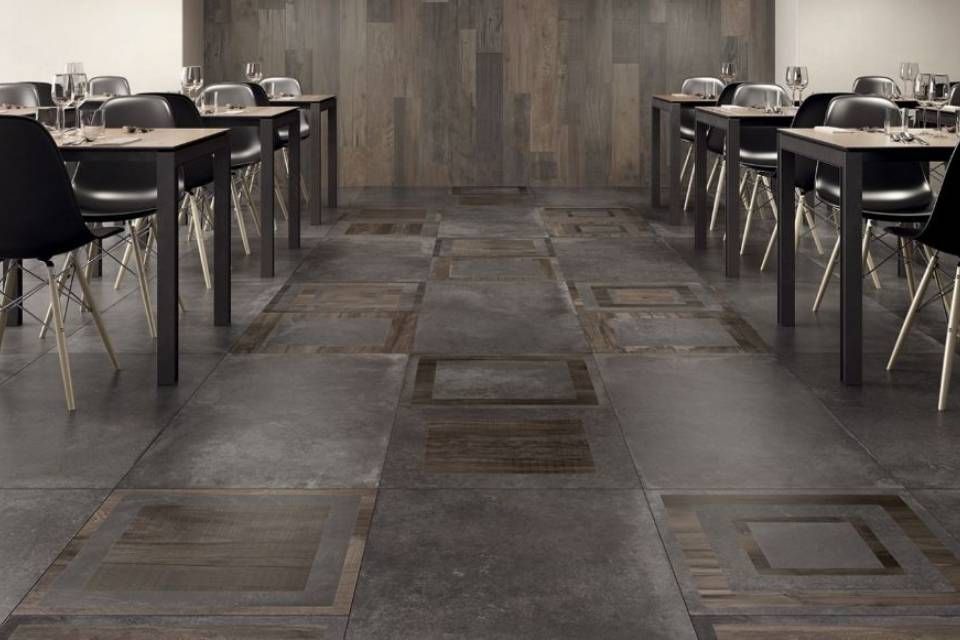 Vortragsraum mit dunklem Boden