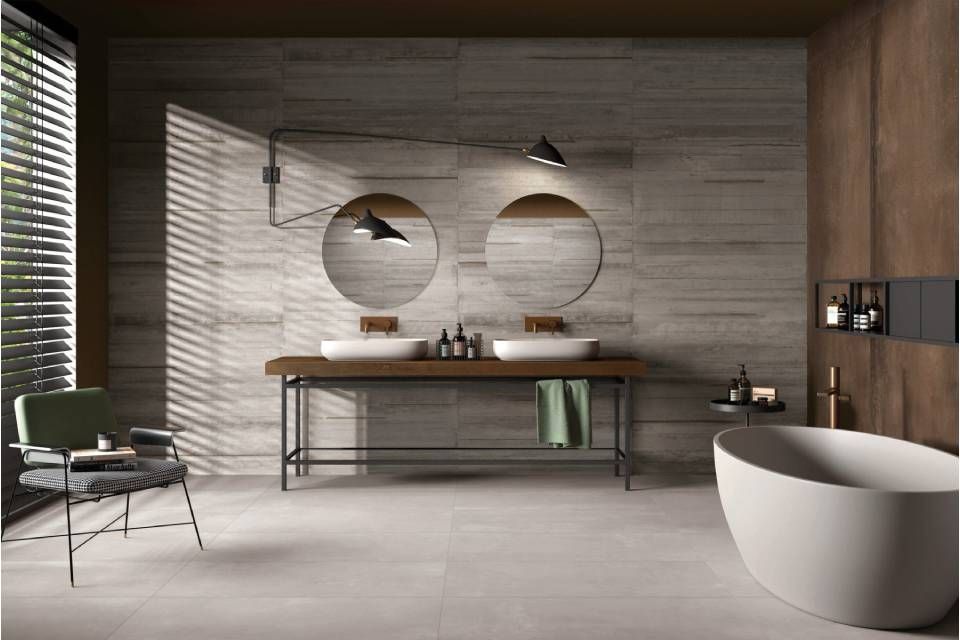 Badezimmer mit freistehender Wanne