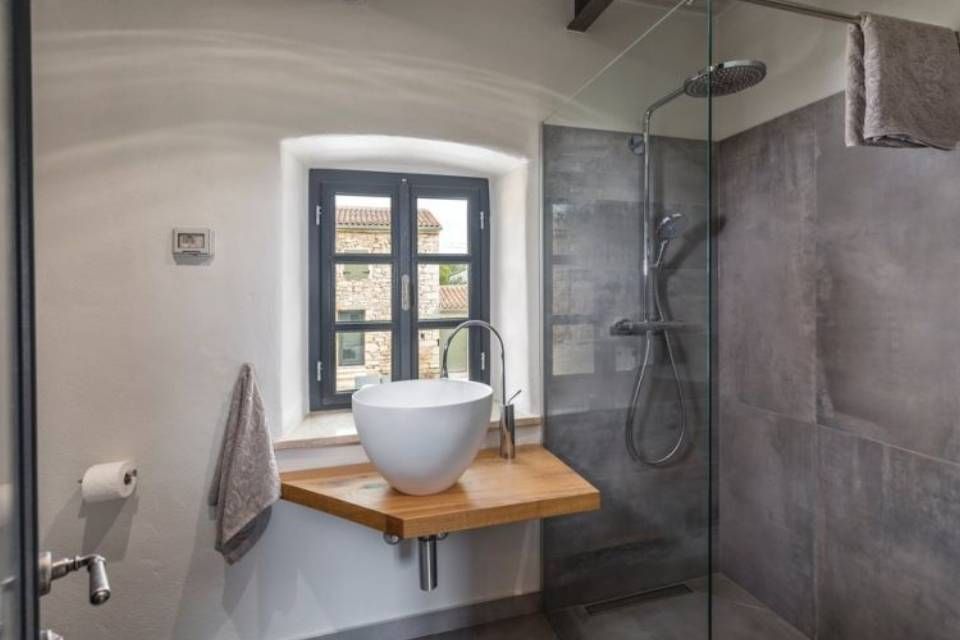 Badezimmer mit Steinfliesen