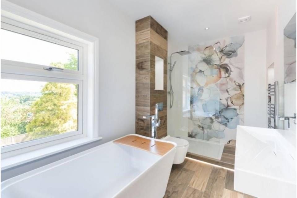 helles Bad mit Wanne