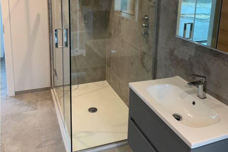 Dusche und Waschbecken aus Naturstein