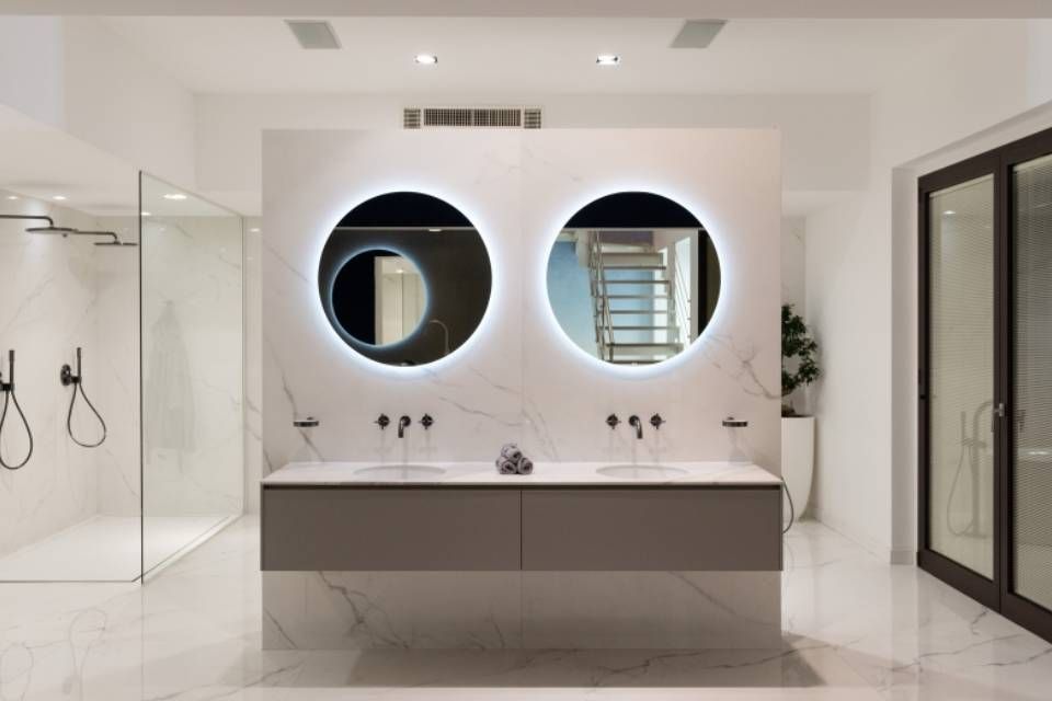 freistehende Waschbecken mit runden Spiegeln