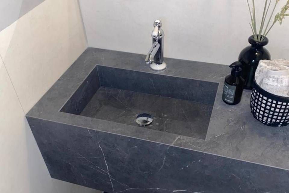 Waschbecken aus dunklem Stein