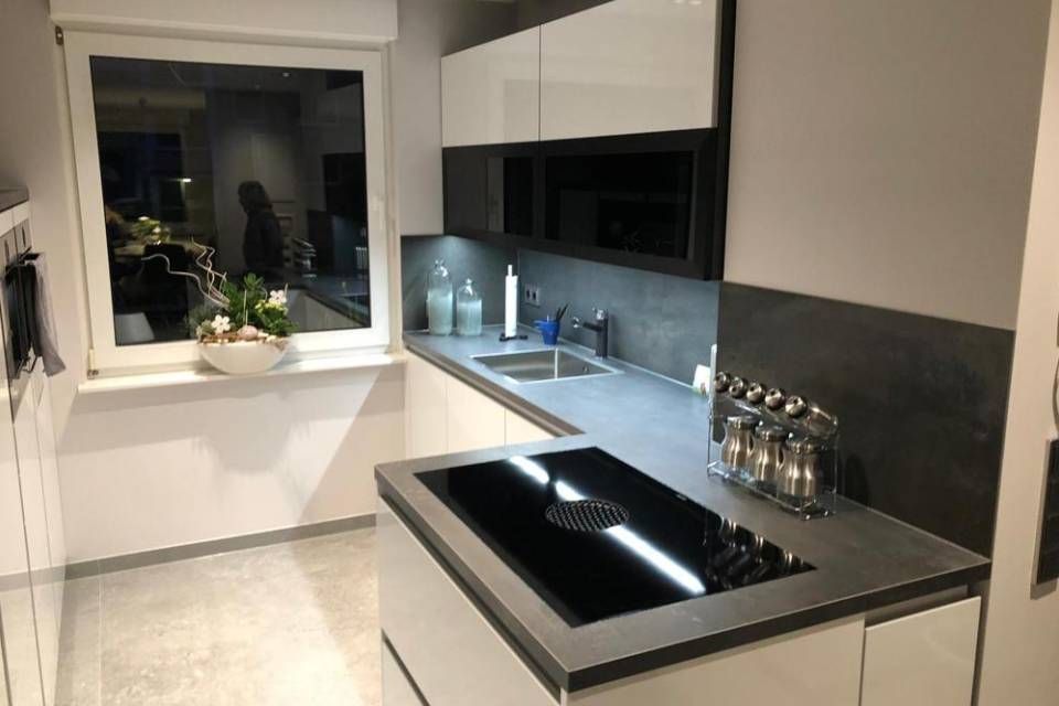 Waschbecken mit Einsatz aus dunklem Stein