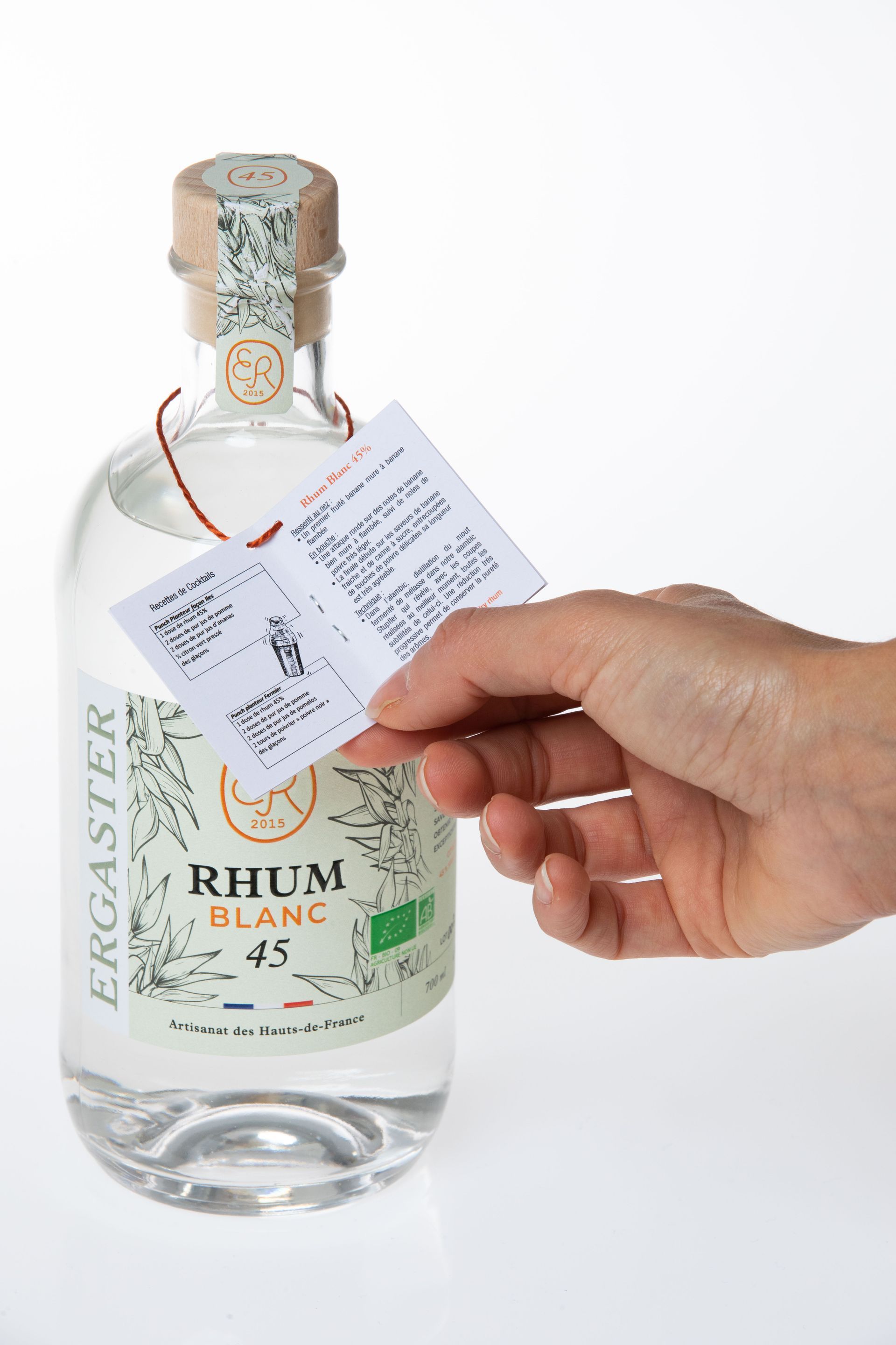 Bouteille de gin avec une étiquette à fil.