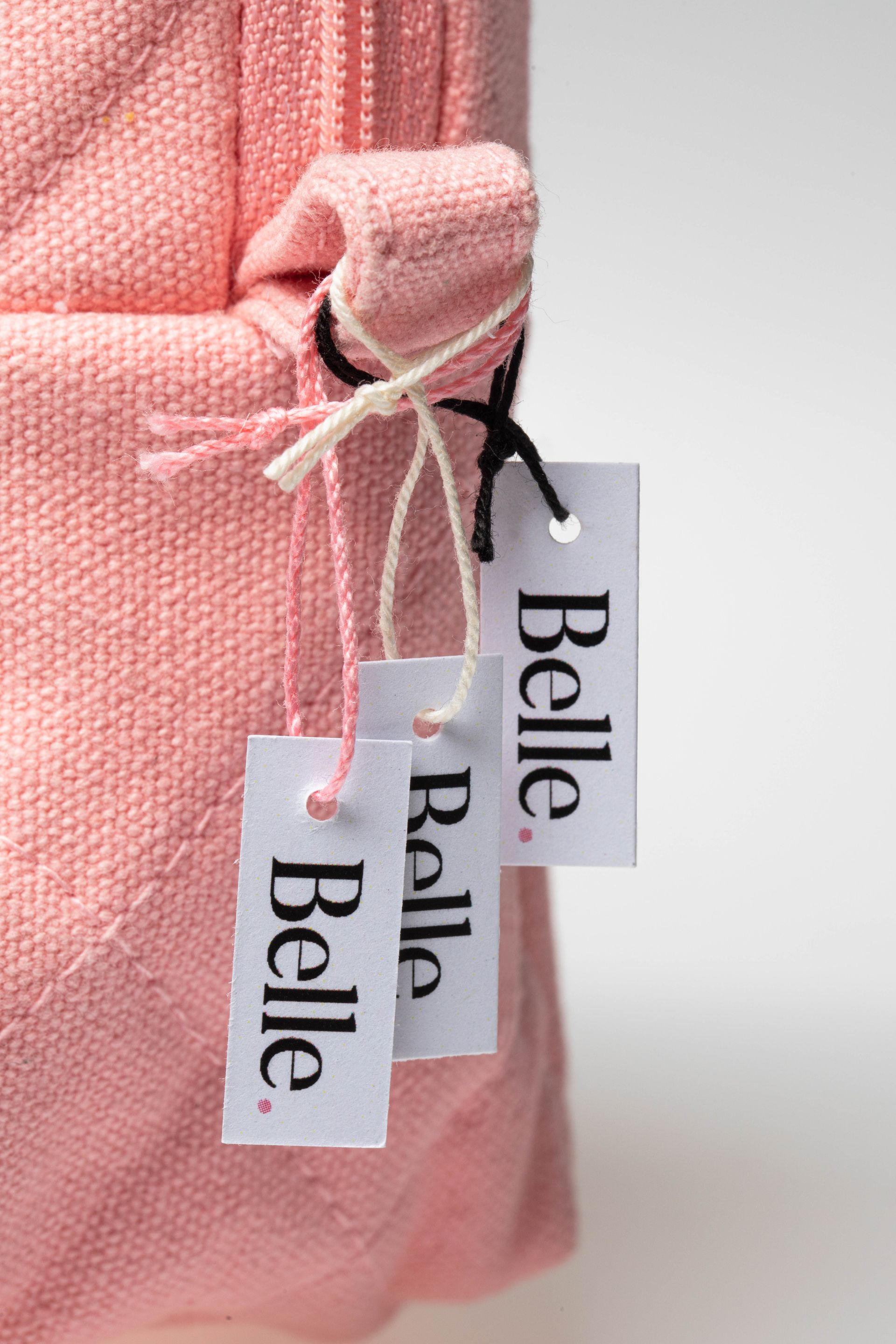 étiquette à fil attachée à une bouteille de gin.