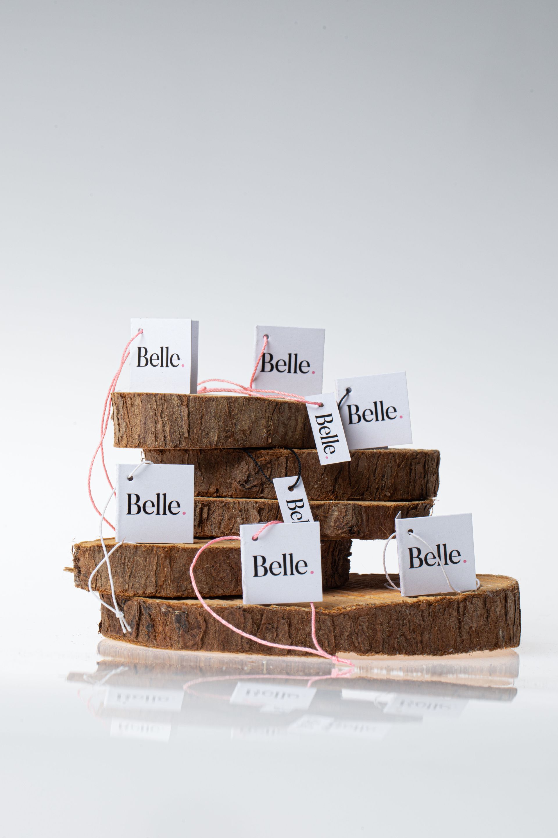 Plusieurs étiquettes en tissus de couleur