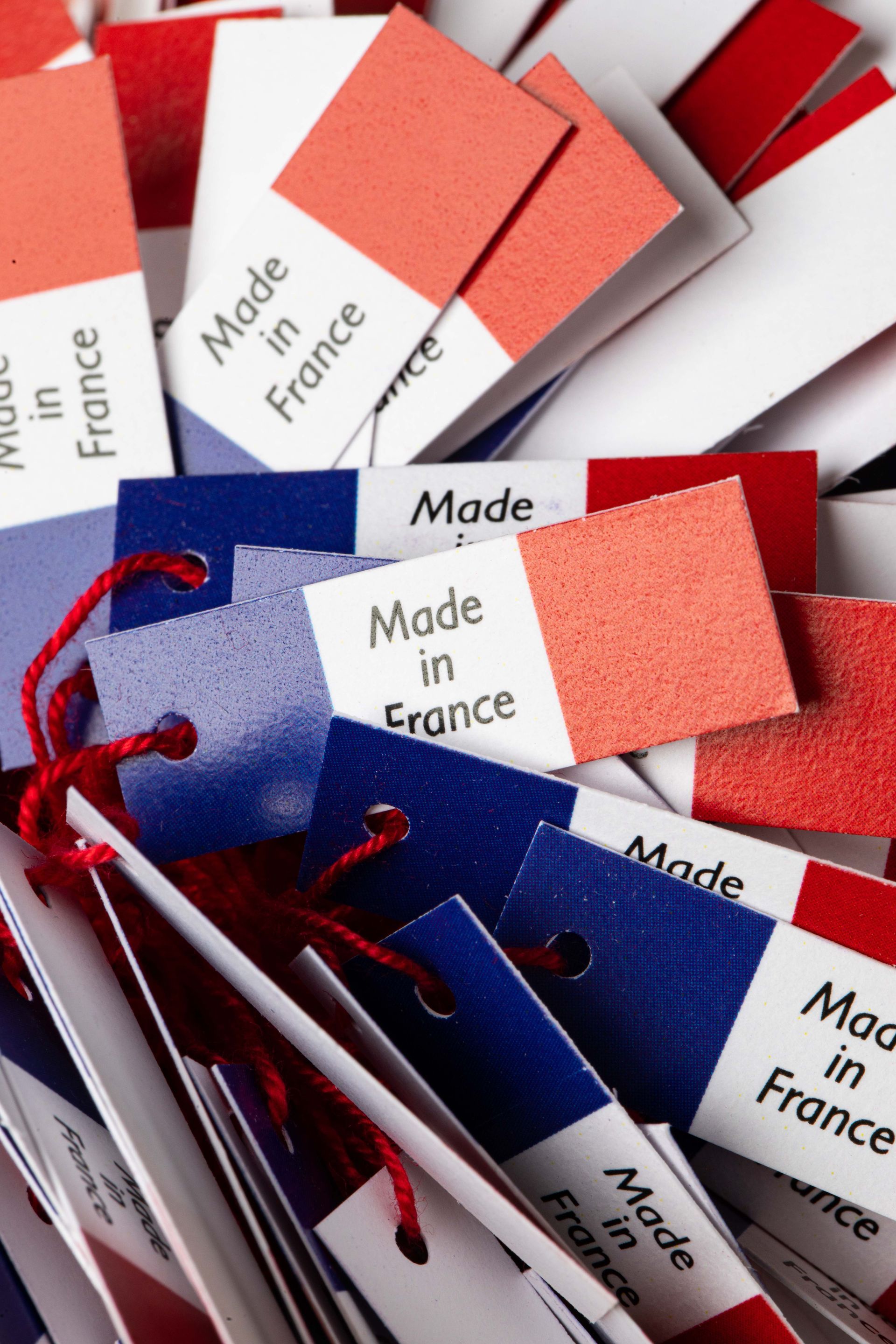 Étiquettes à fil aux couleurs du drapeau français.