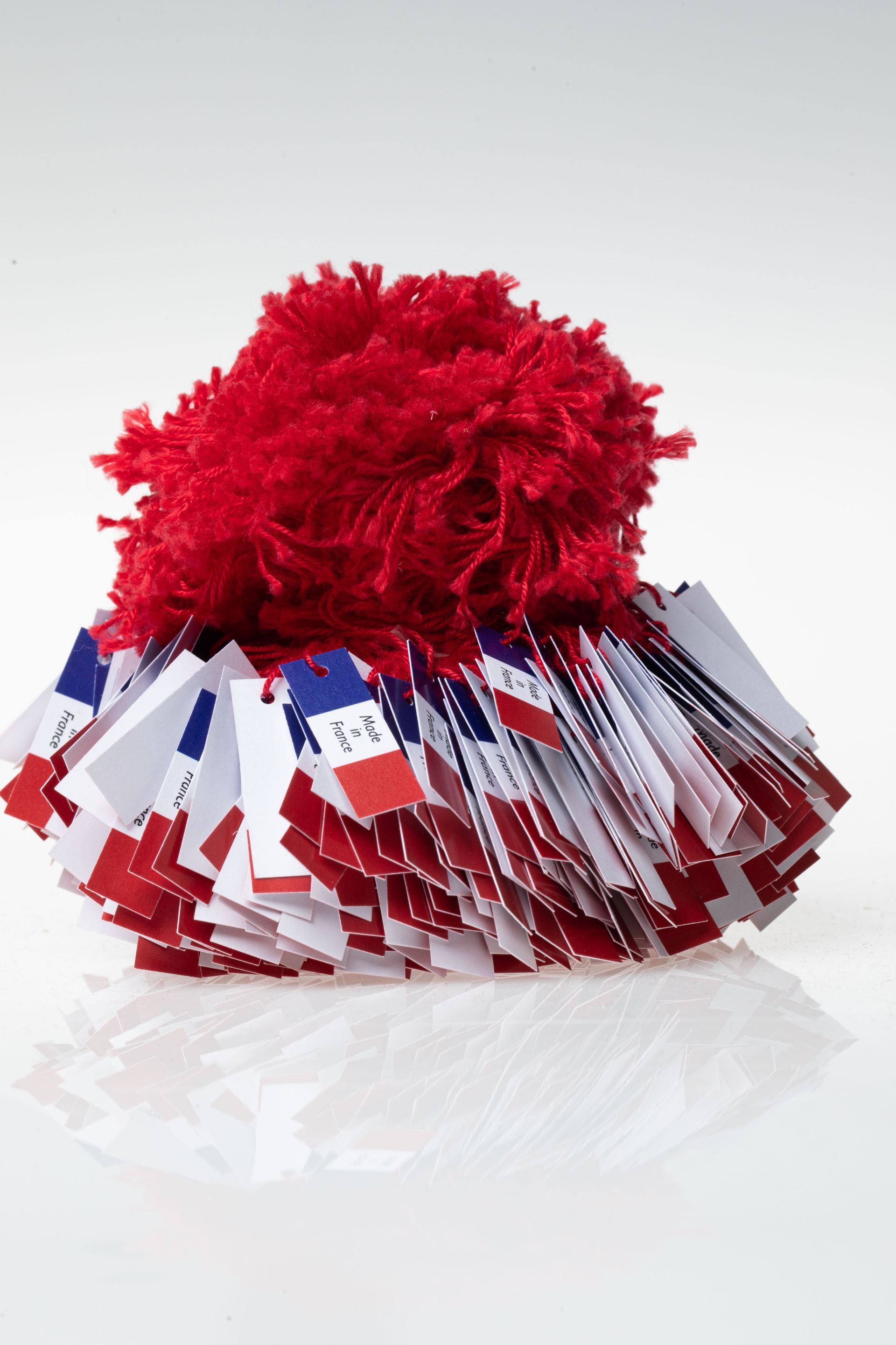 Étiquettes à fil rouge attachées ensemble.