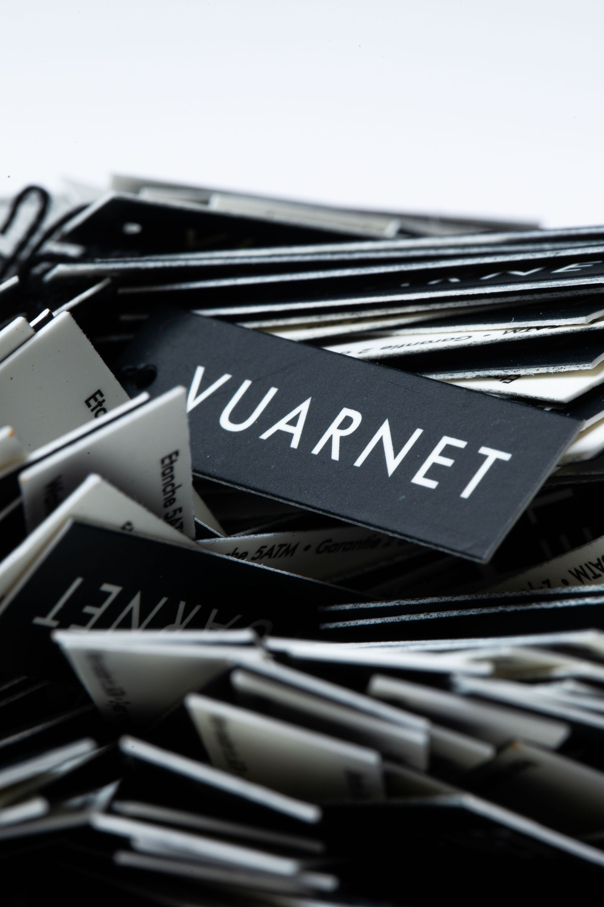 Étiquettes à fil noires aux lettrages noirs.