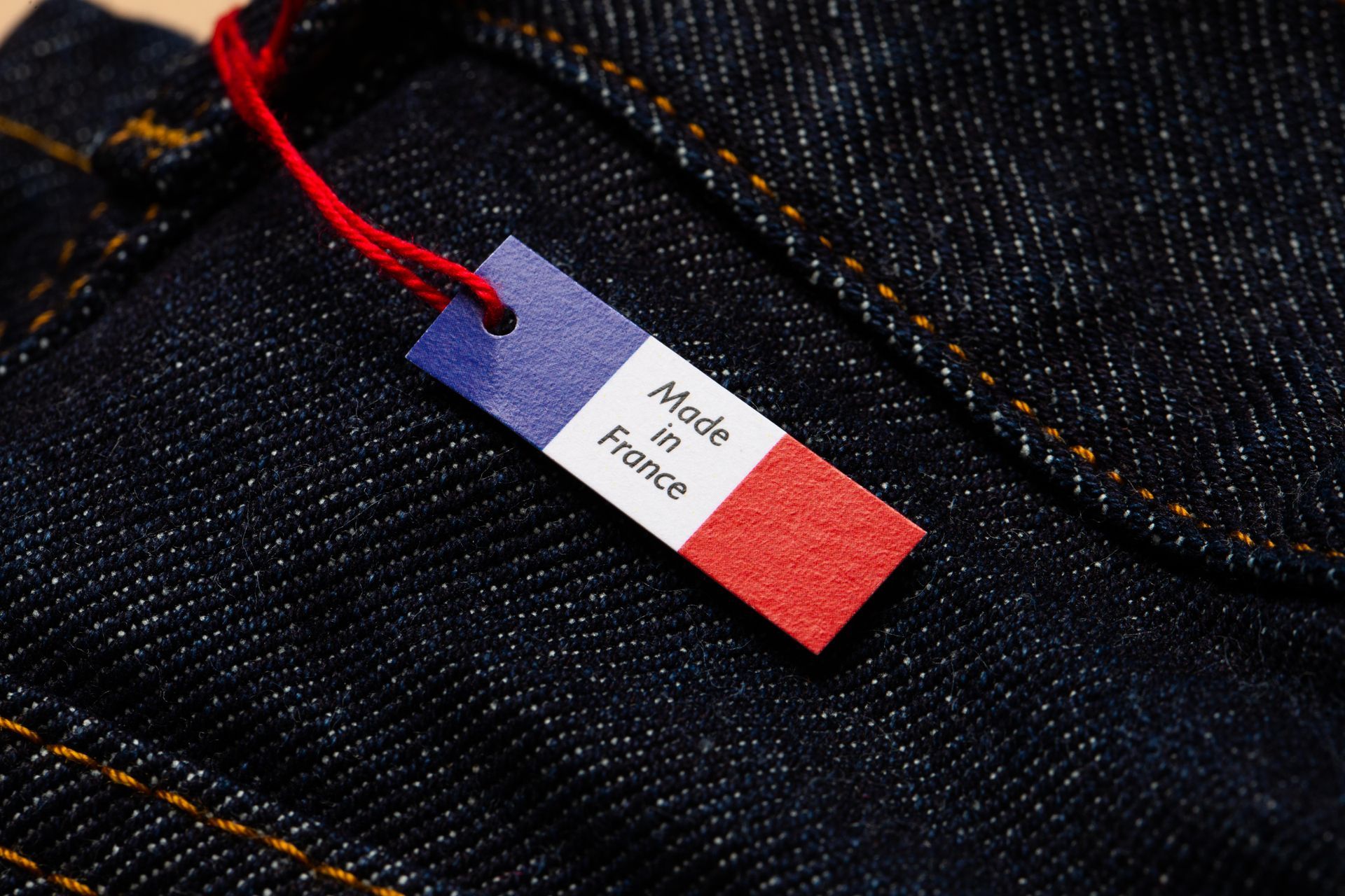 Étiquette aux couleurs du drapeau français sur jean noir.