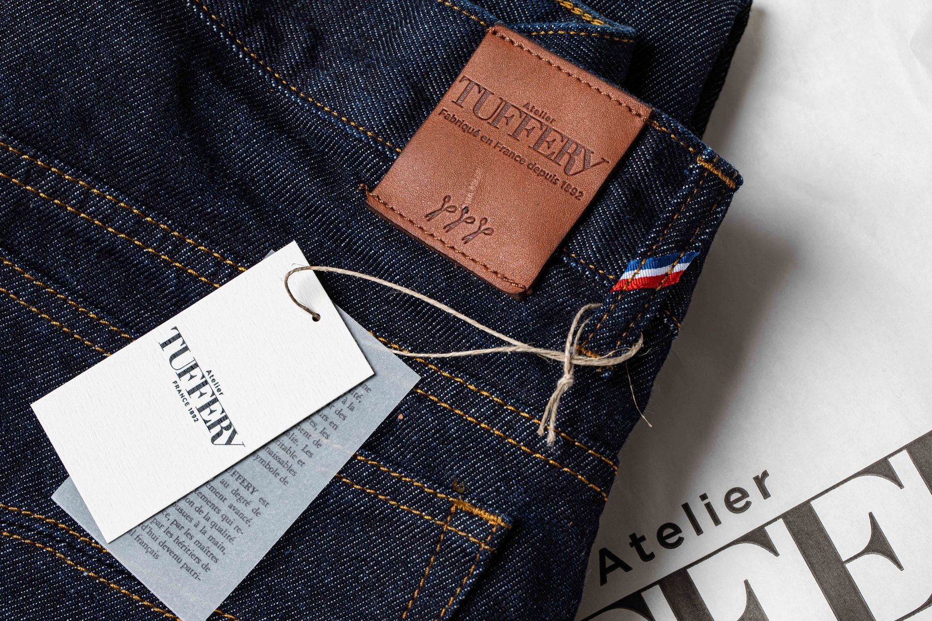 Etiquette à fil accrochée à un jean