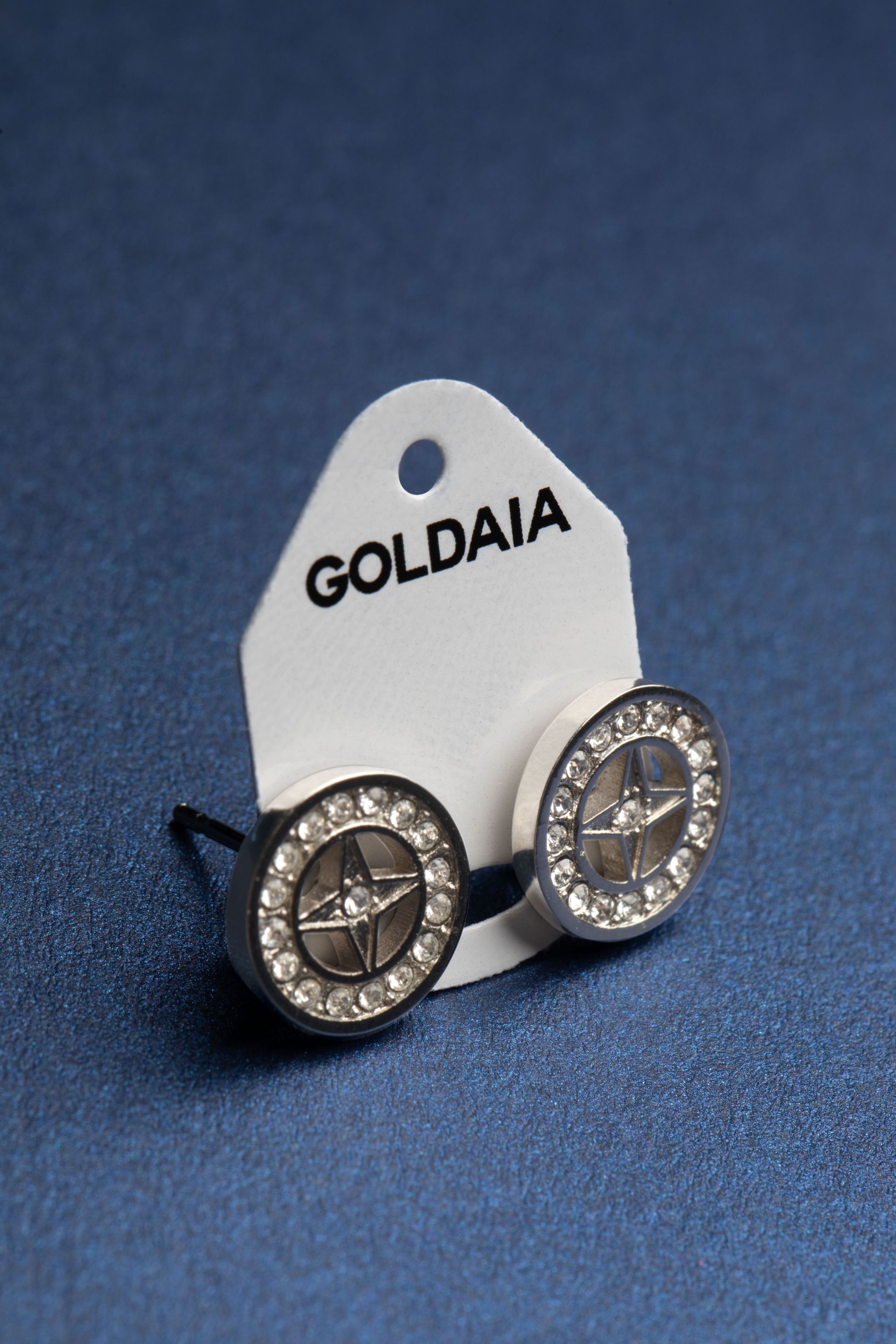 Étiquette blanche et support pour joaillerie.