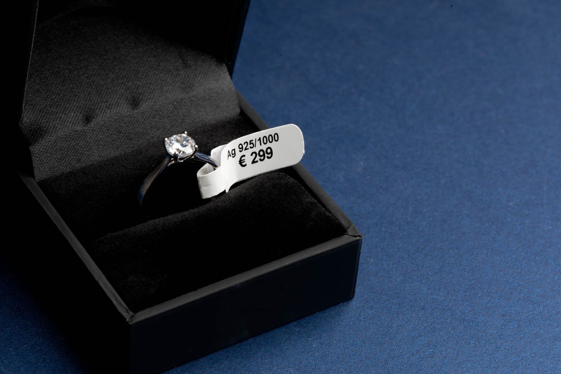 Bague en diamant dans un écrin noir avec une étiquette de prix