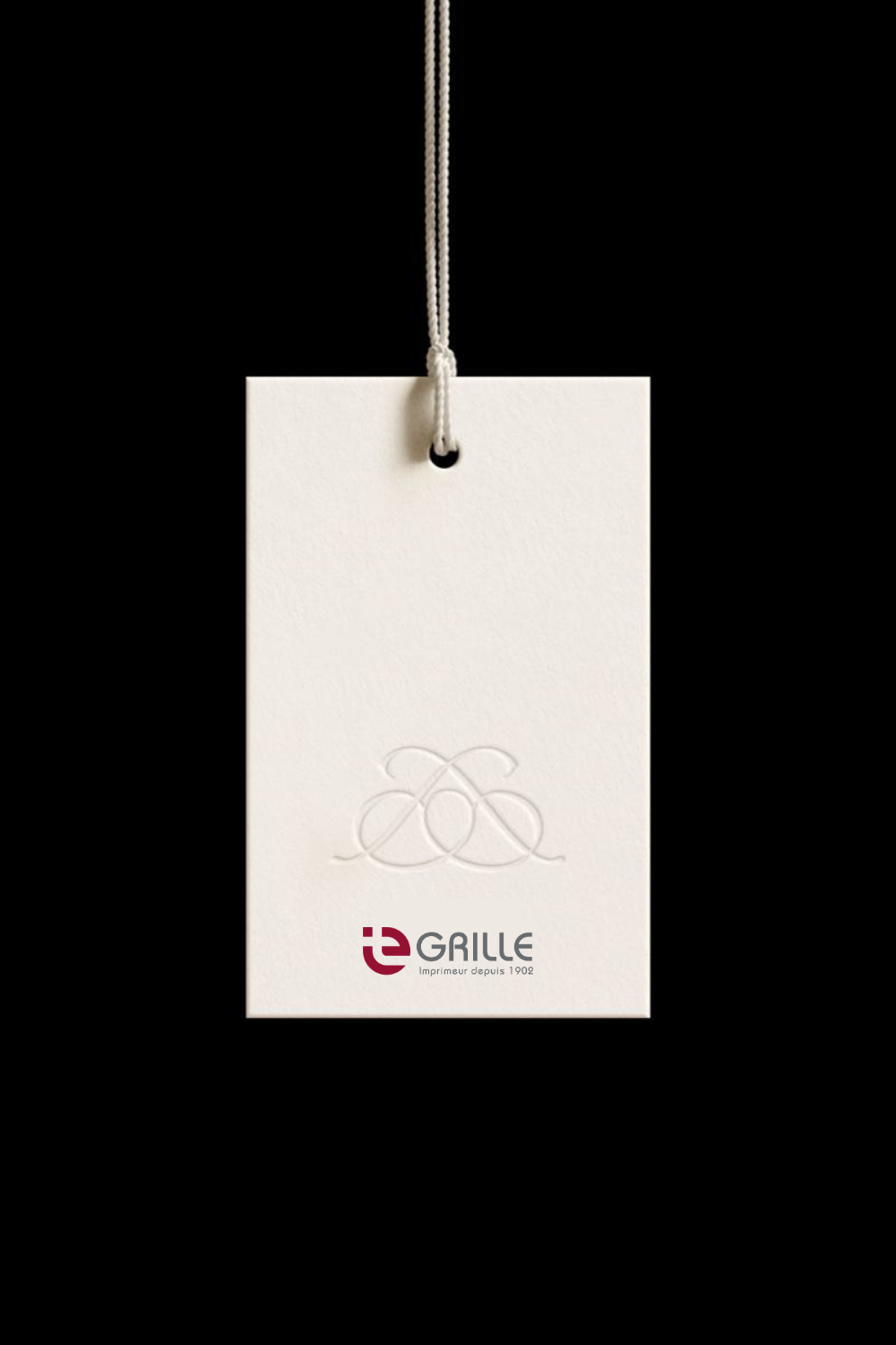 un étiquette à fil marron.