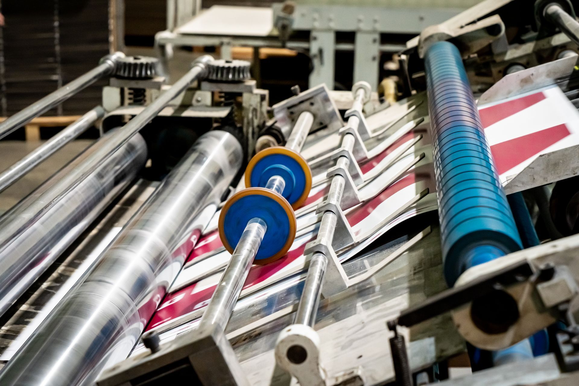 Imprimante, rouleaux et papier en cours d'impression.