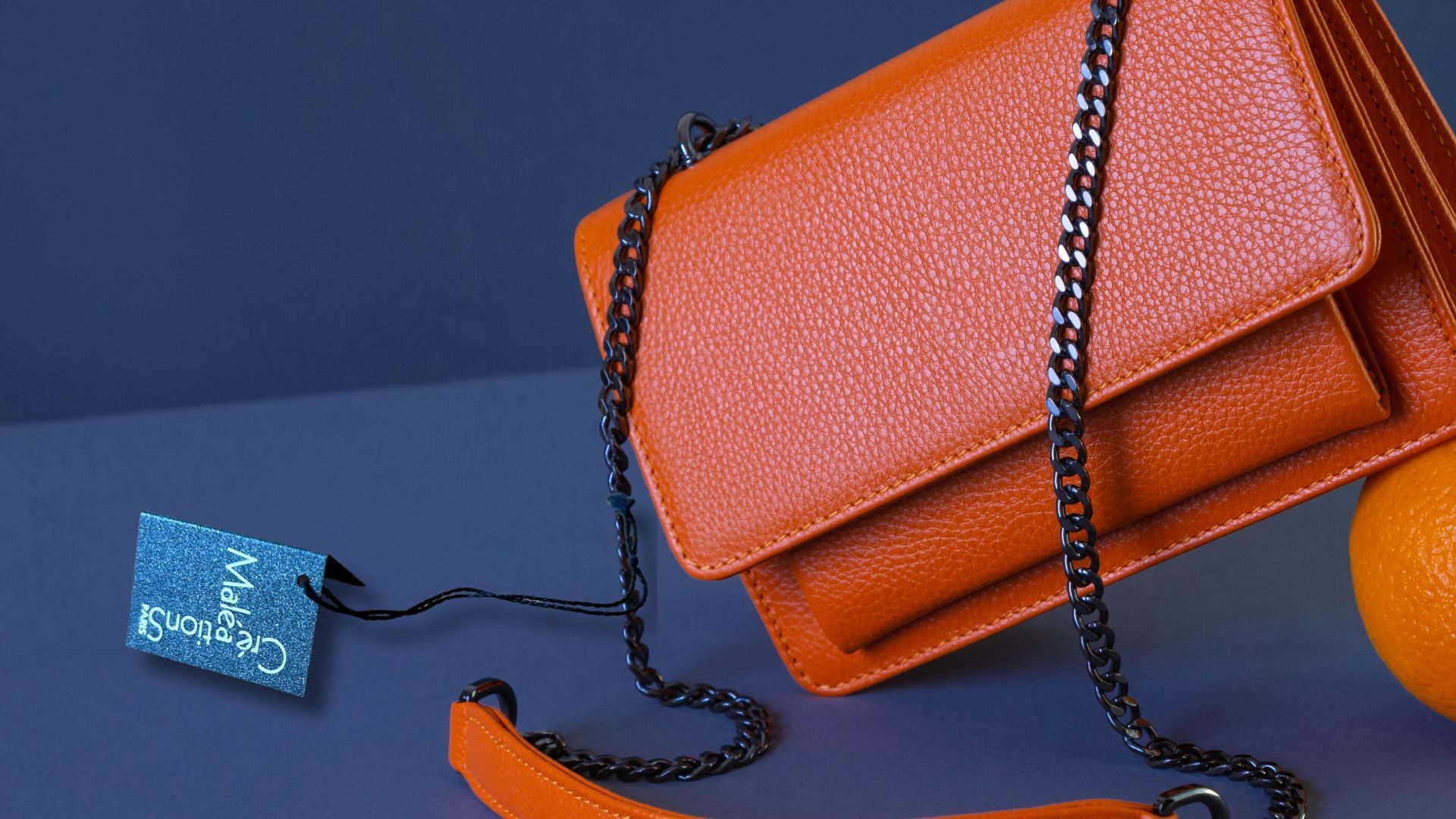 Jean noir avec une étiquette à fil blanche.