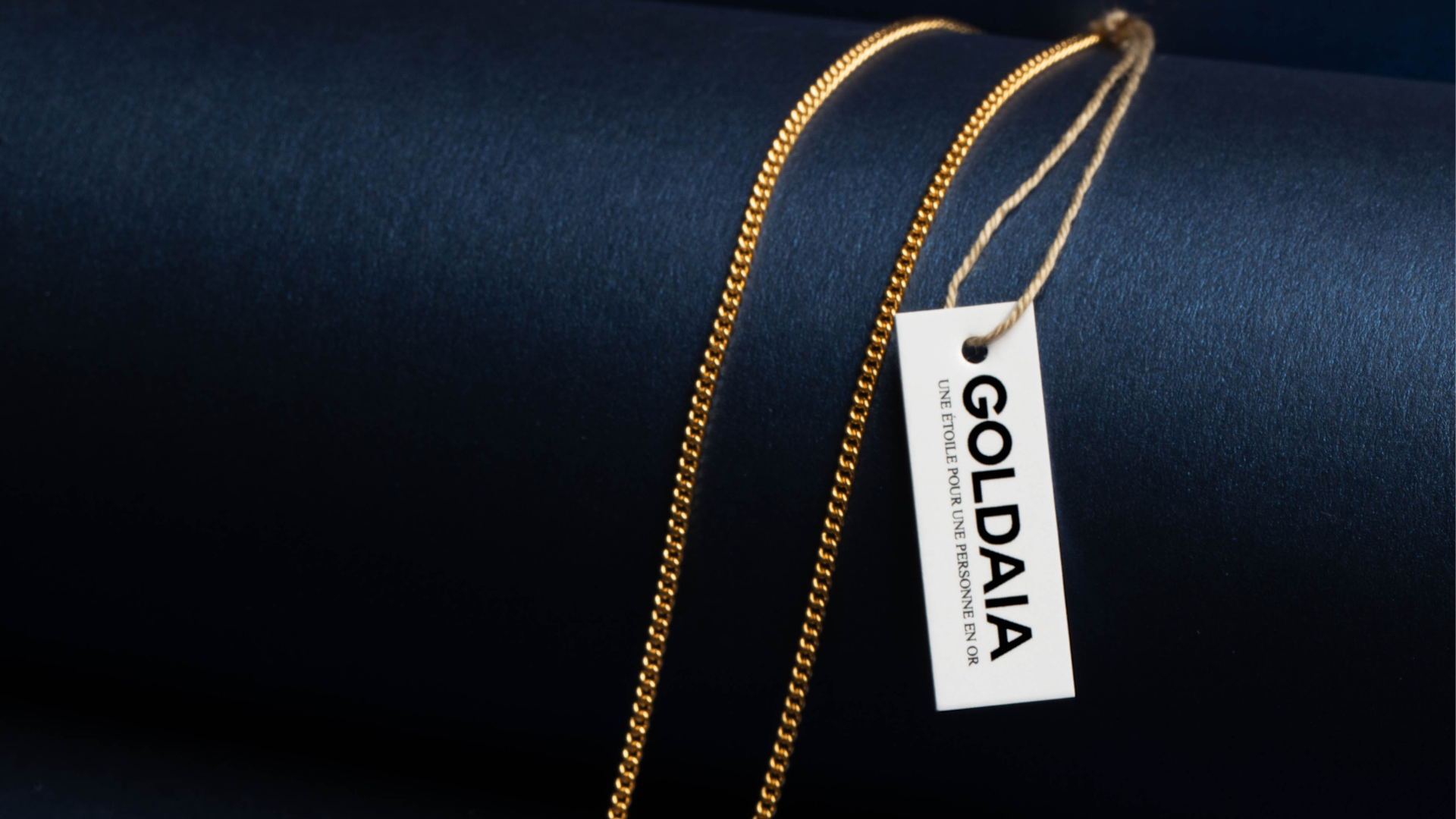 Collier doré avec étiquette à fil.