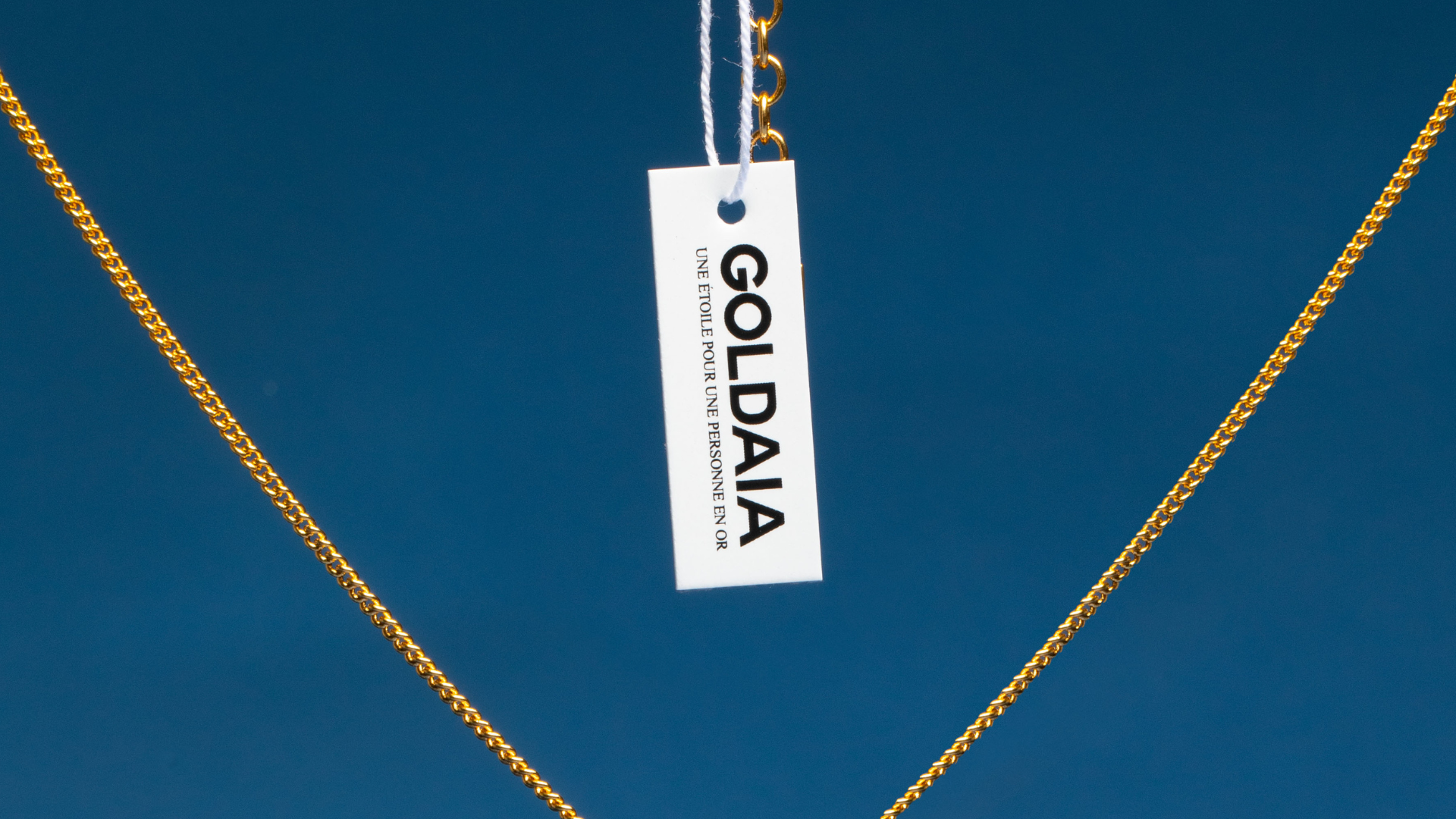 Collier avec étiquette à fil.