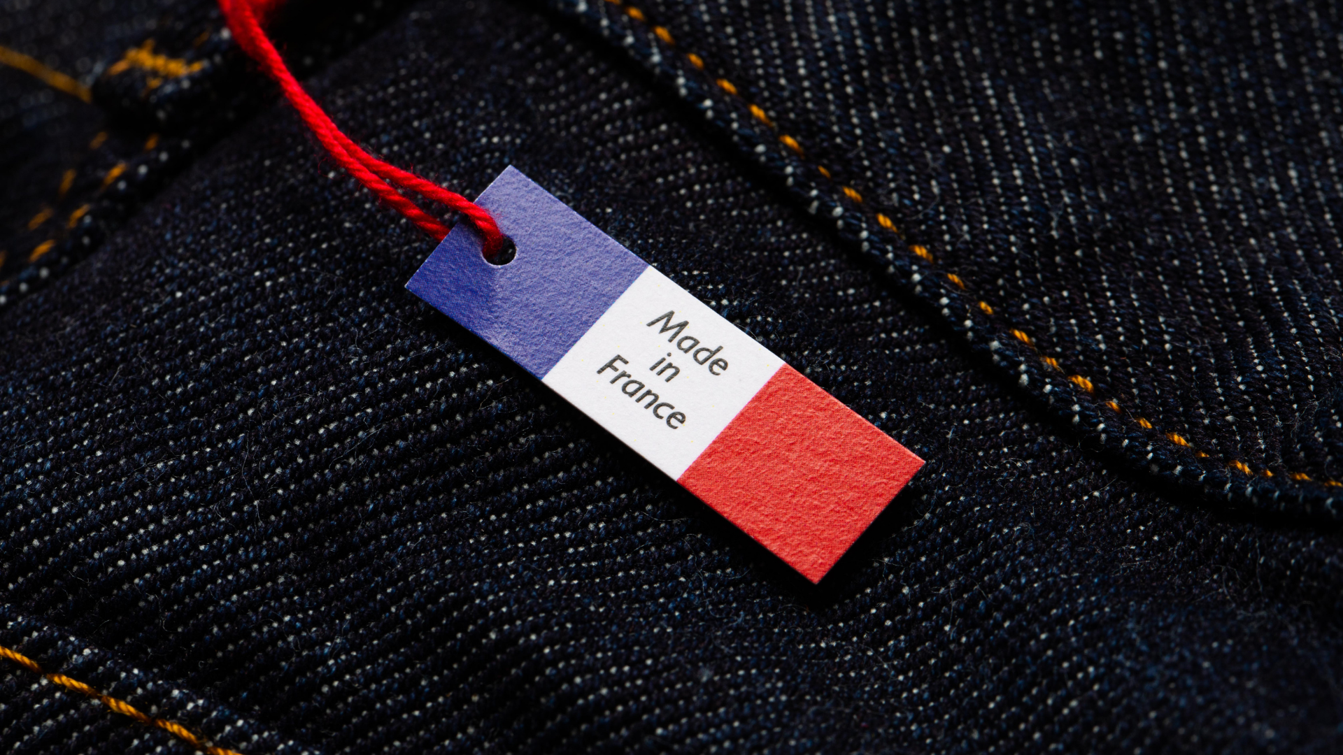 Jean noir avec une étiquette à fil.