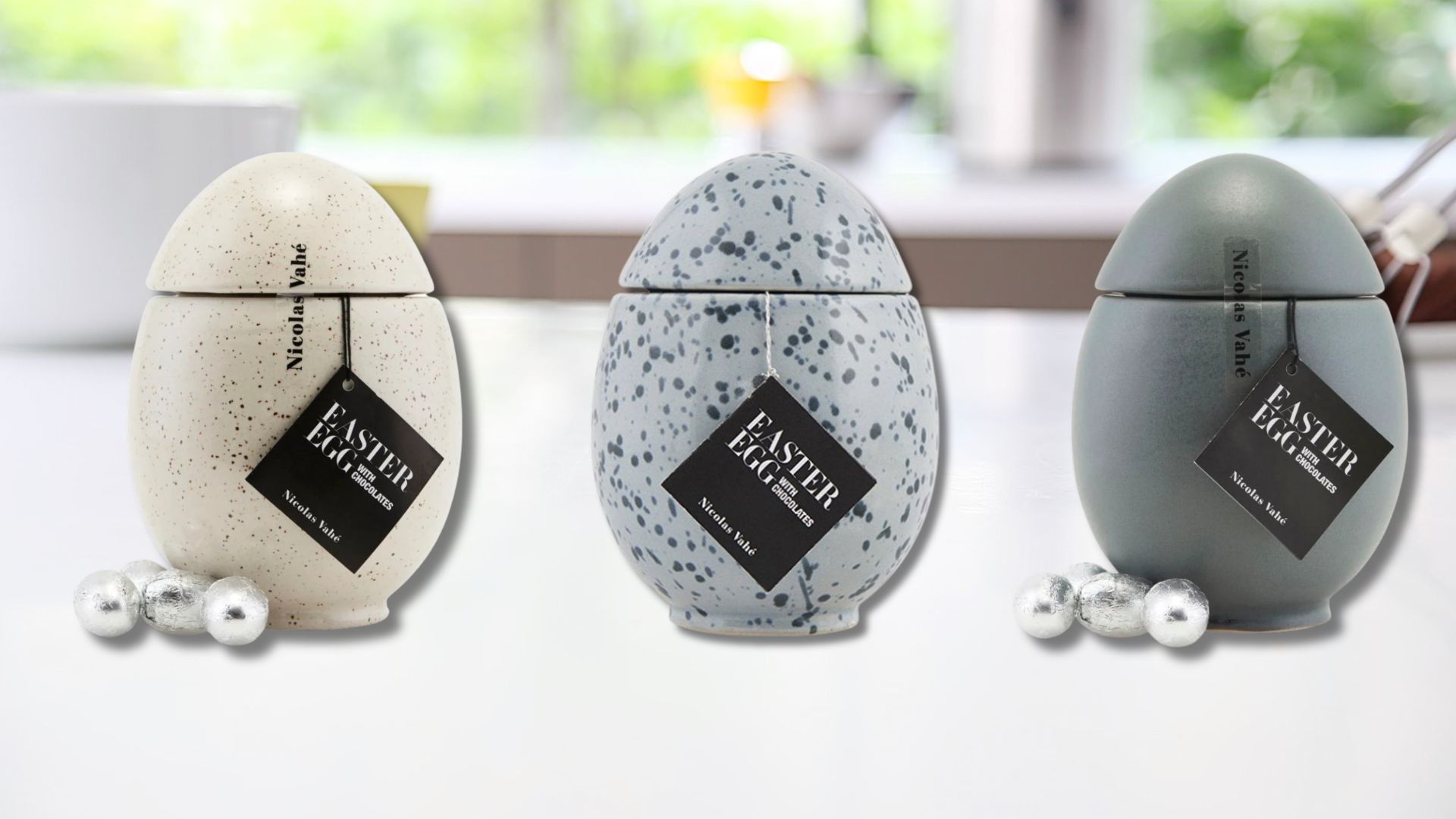 étiquettes autocollantes noires sur produit d'épicerie fine.