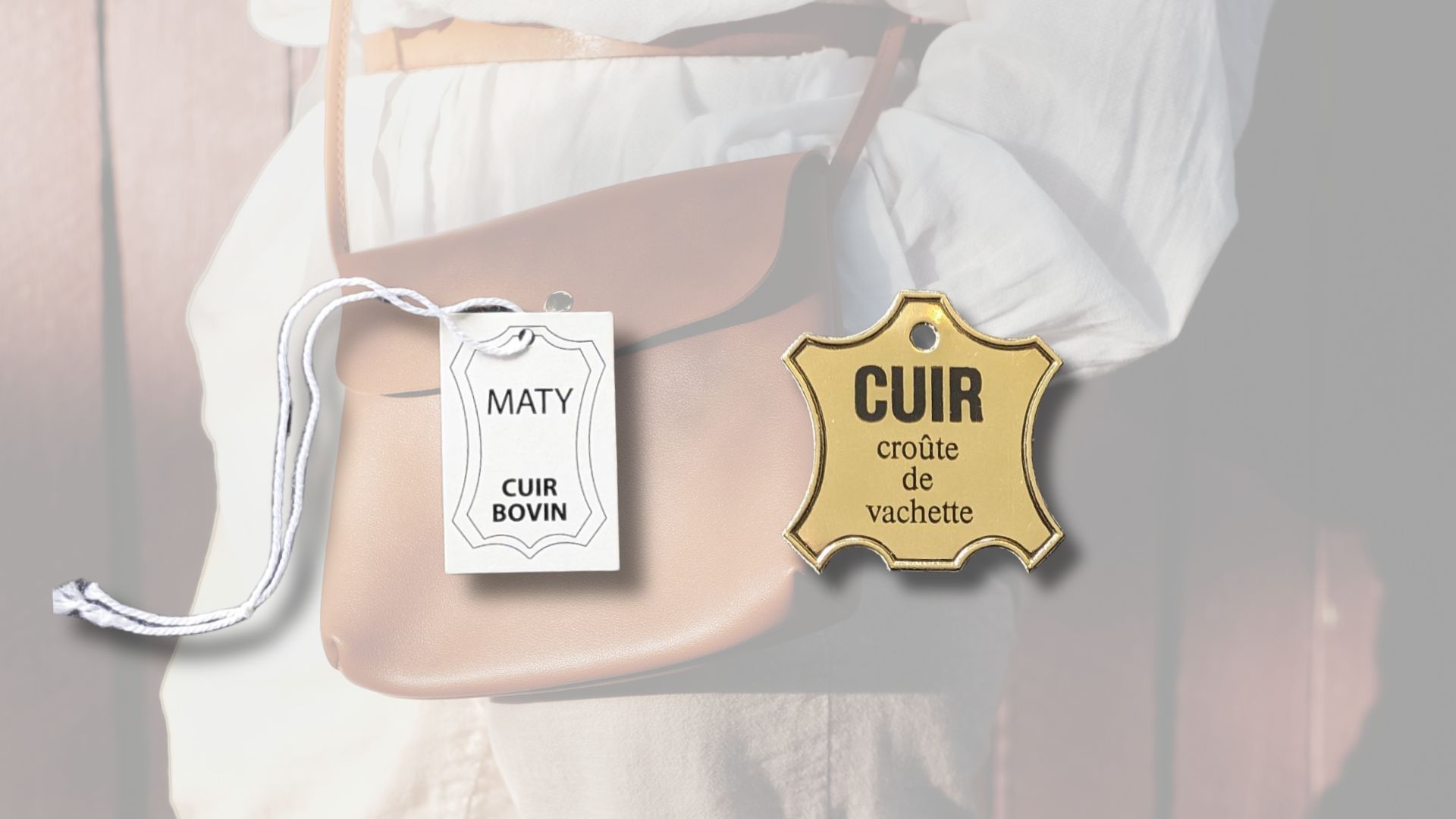 Étiquettes à fil sur jean noir.