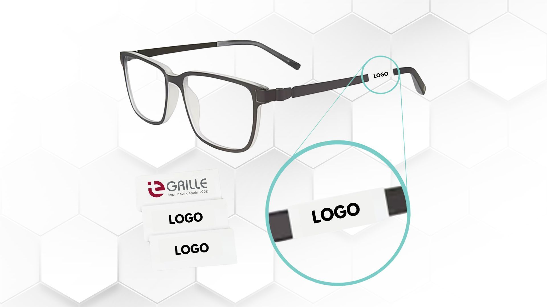 Étiquettes blanches aux lettrages noirs disposées sur des morceaux de bois.