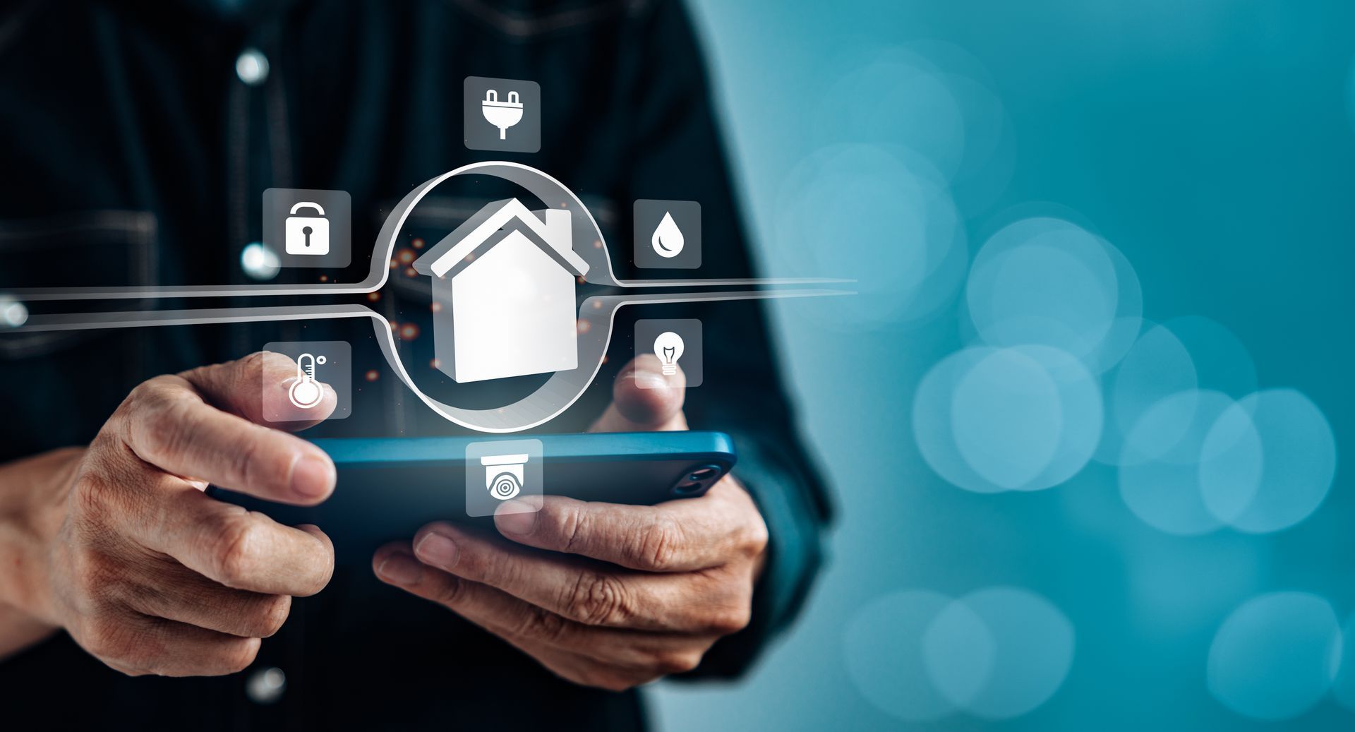 Mains utilisant un smartphone avec une icône de sécurité domotique lumineuse et des symboles d'application sur fond bleu.