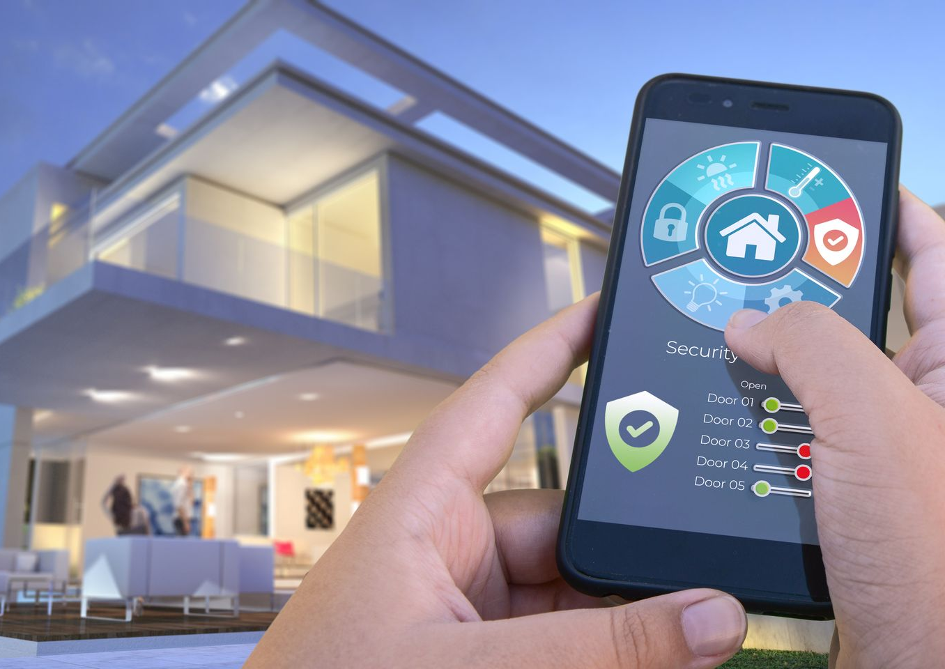 Main tenant un smartphone contrôlant une maison intelligente avec une maison moderne illuminée en arrière-plan.