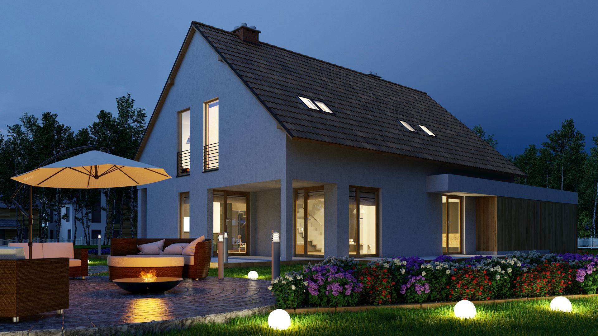 Maison moderne au crépuscule, fenêtres éclairées, mobilier de patio, éclairage de jardin et cour aménagée.