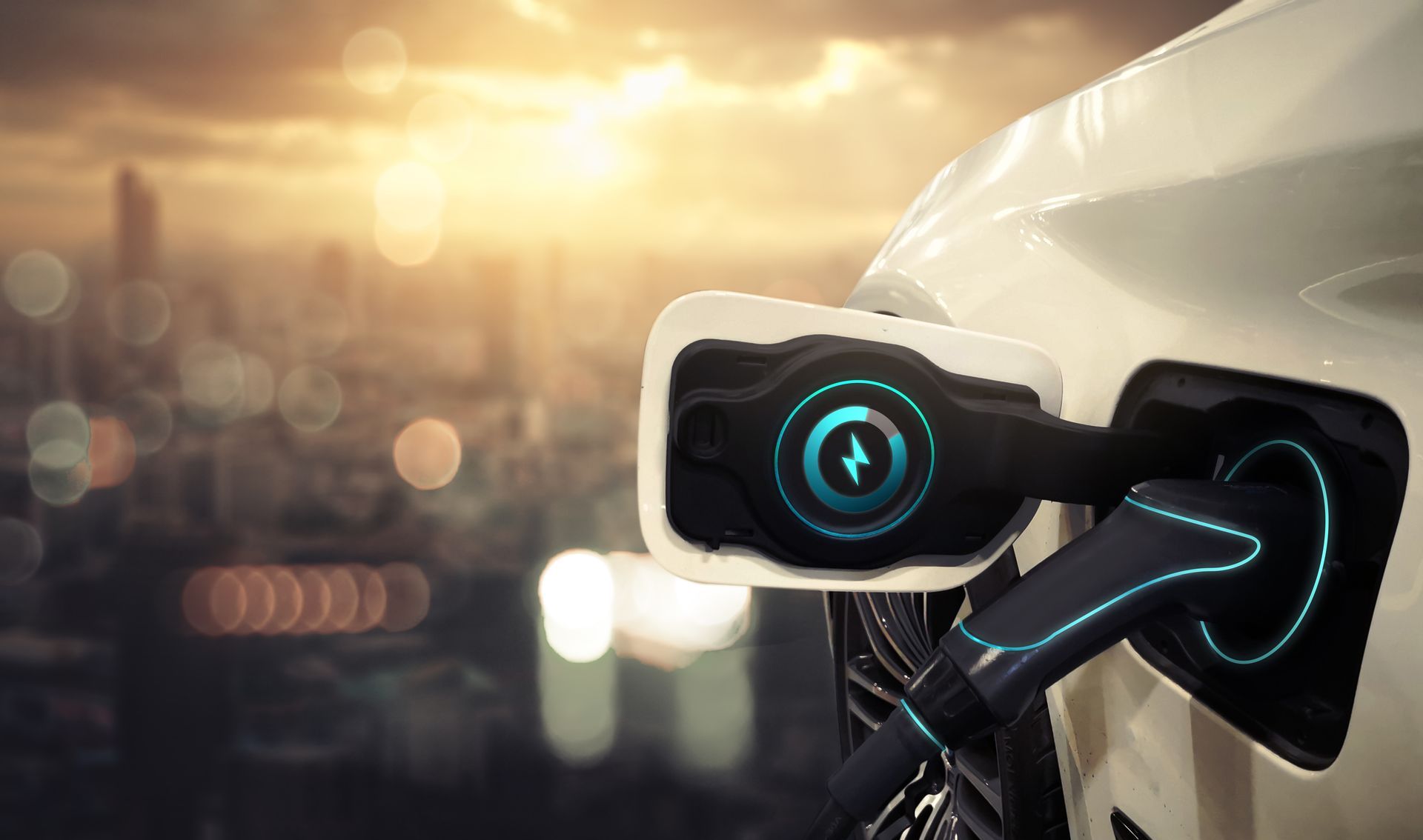 Gros plan sur une prise de recharge blanche pour véhicule électrique avec des reflets bleus lumineux au coucher du soleil.
