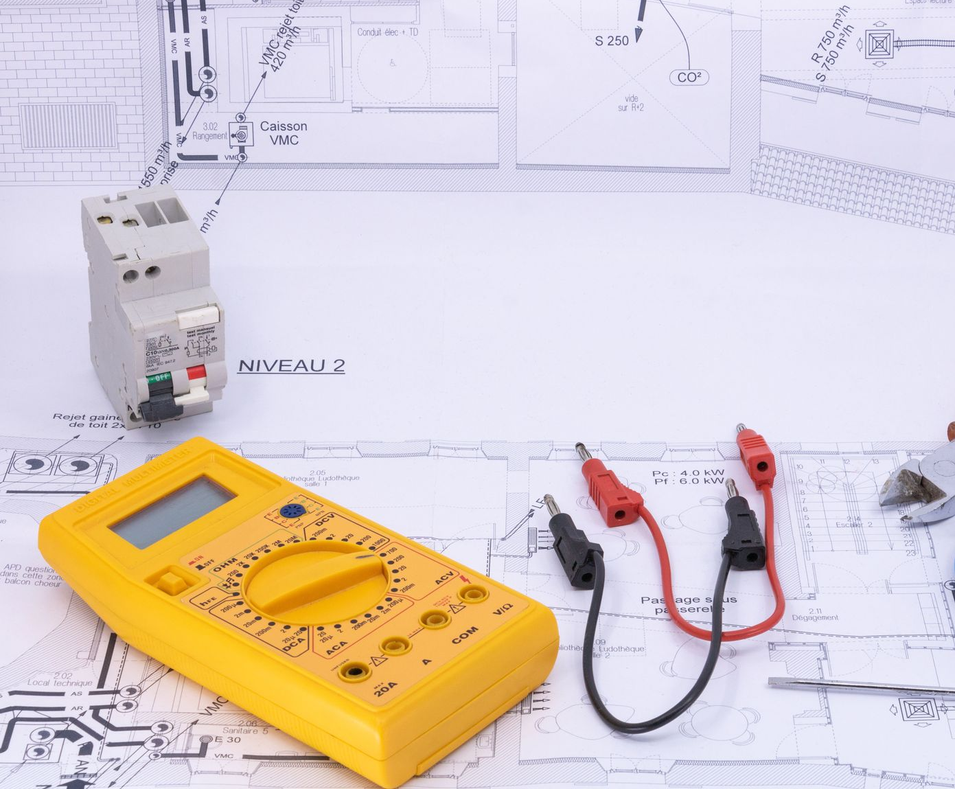 Multimètre, cordons de test, plans techniques et petit disjoncteur.