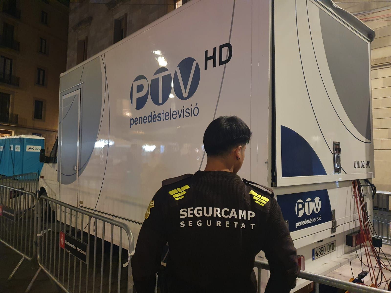 Un hombre parado frente a un camión con PTV HD