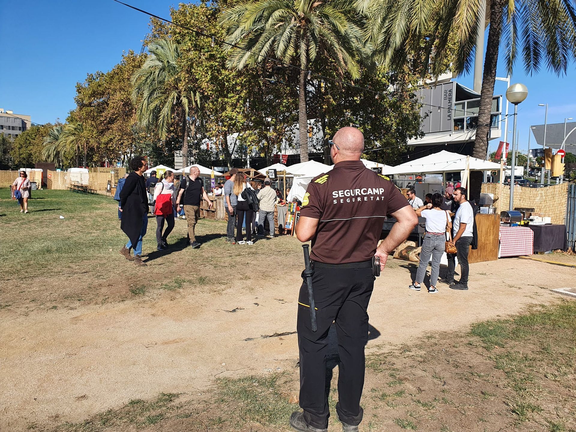 Un hombre con una camisa marrón con la palabra vigilante escrita en ella.