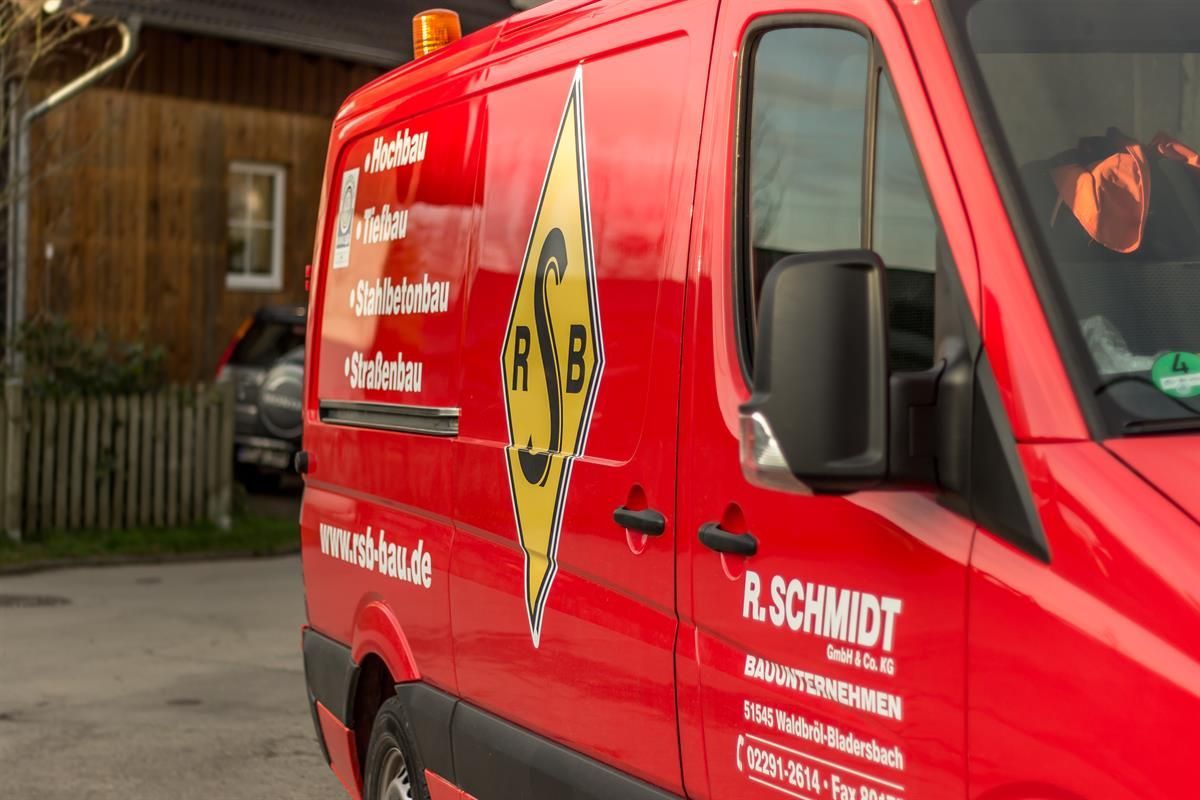 Ein roter Lieferwagen mit der Aufschrift „R. Schmidt“ auf der Seite