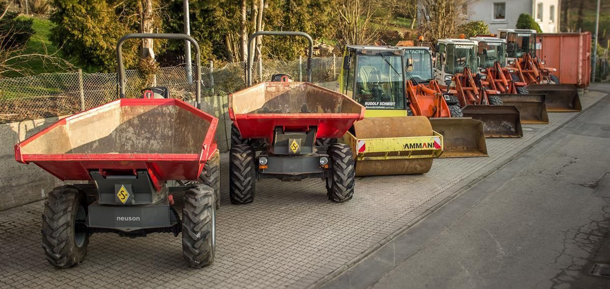 Eine Reihe von Muldenkippern stehen nebeneinander