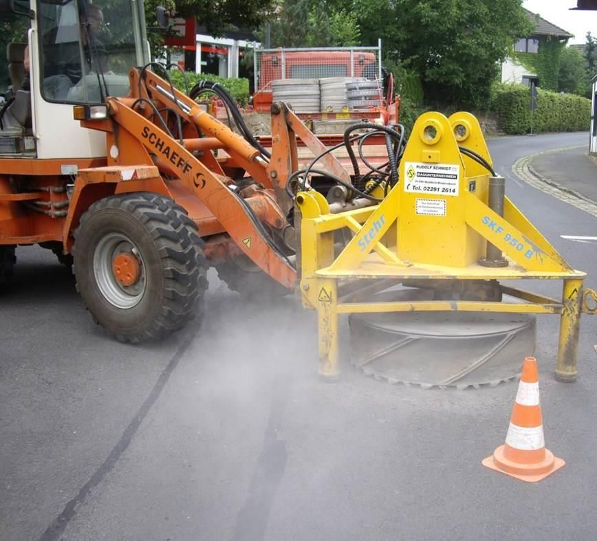 Eine gelb-orangefarbene Maschine mit dem Wort Schoeff darauf