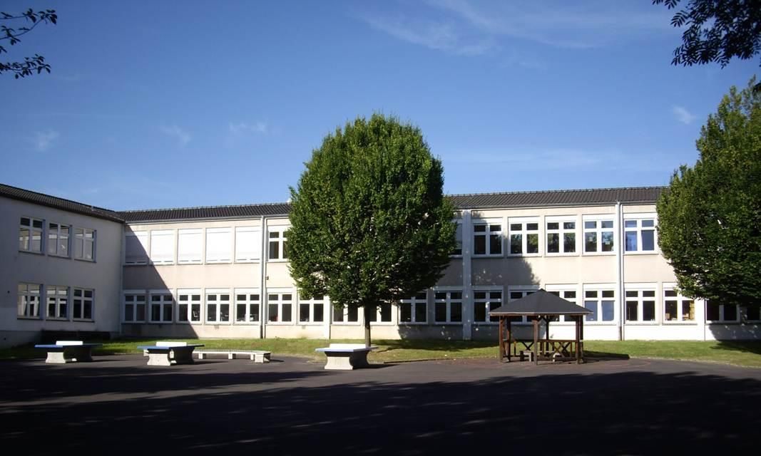 Ansicht vom Schulhof aus