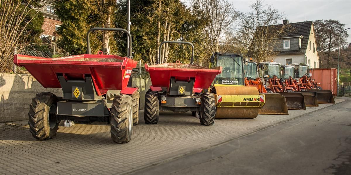 Eine Reihe von Baufahrzeugen parkt am Straßenrand