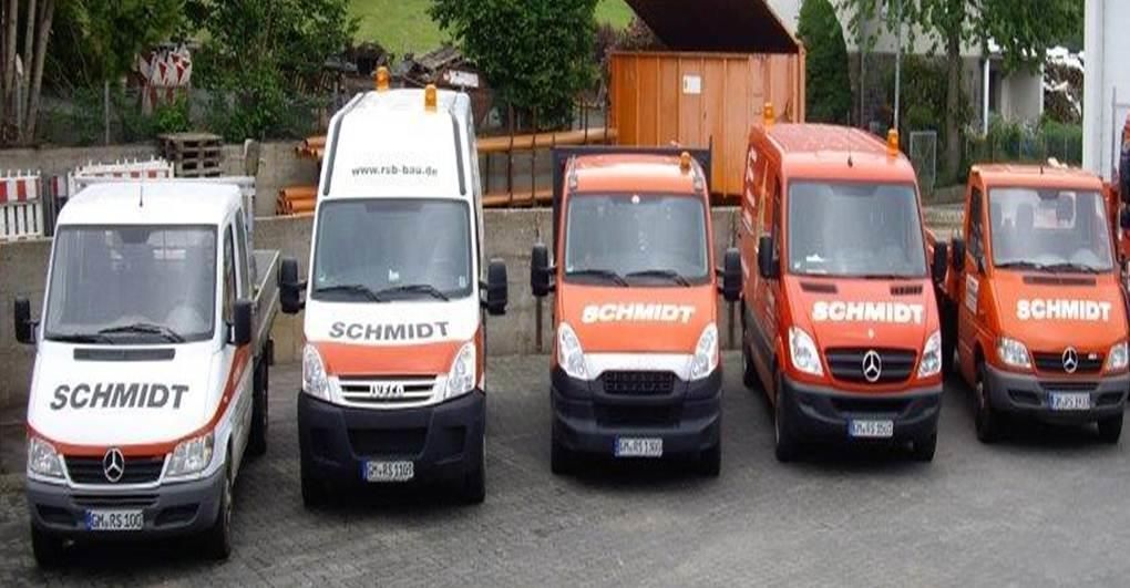 Eine Reihe von Schmidt-Transportern stehen auf einem Parkplatz