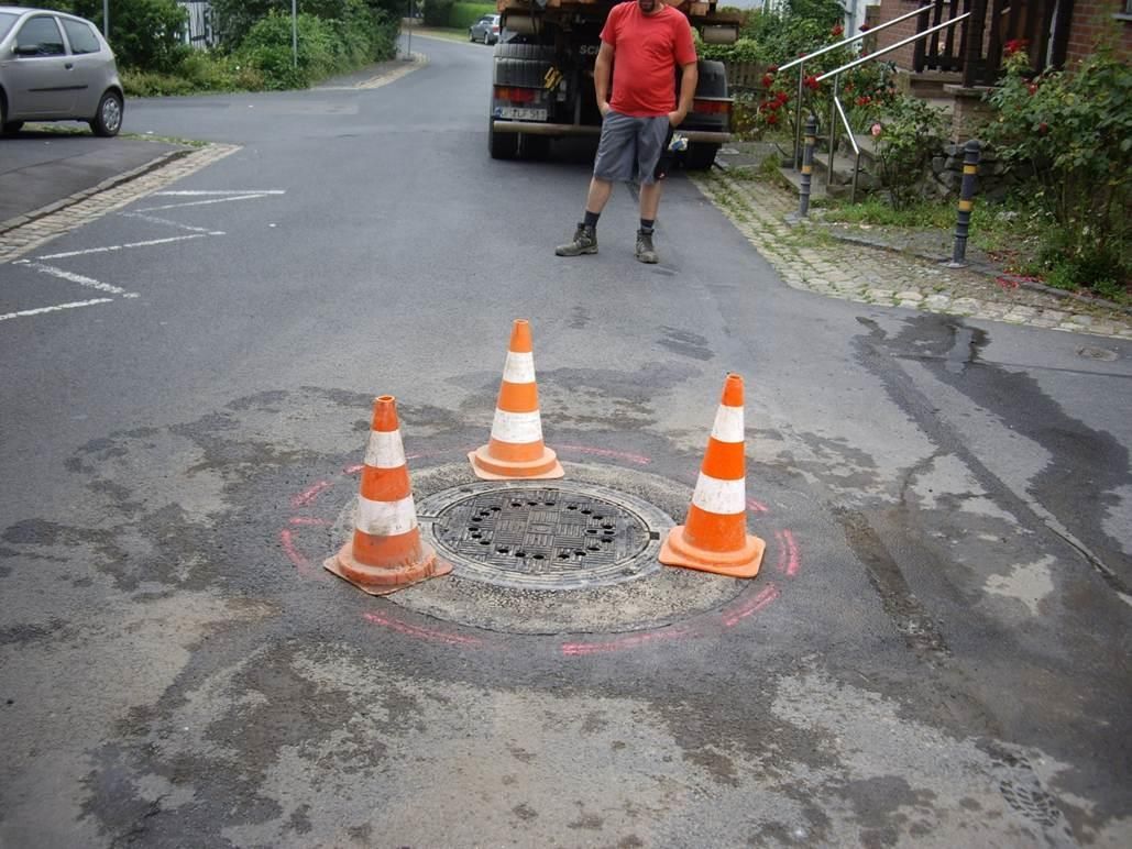 Absicherung des neu sanierten Kanaldeckels