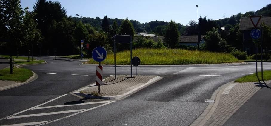 Ein Kreisverkehr mit einem Schild mit der Aufschrift „J“ darauf