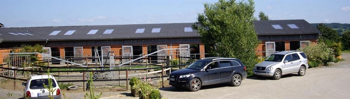 Ansicht der Führanlage und Offenstallboxen der Reitanlagen Becher Bladersbach