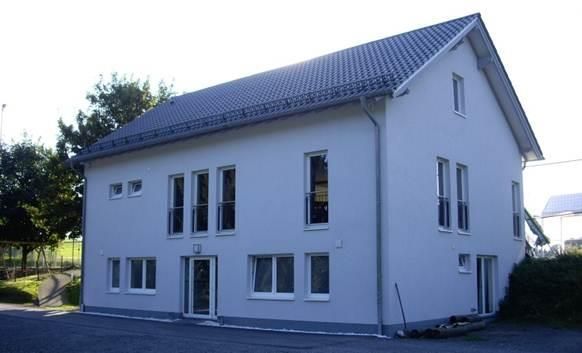 Straßenansicht der Waldarena