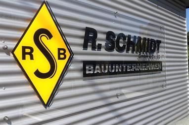 Ein Schild an der Wand mit der Aufschrift R. Schmidt Bauunternehmen