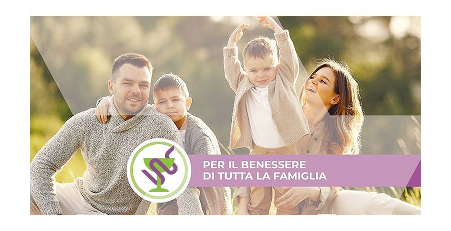 Farmacista che aiuta un cliente al bancone della farmacia con i farmaci e la borsa della spesa.