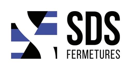 Logo SDS Fermetures avec un emblème géométrique noir et bleu et un texte noir gras sur fond blanc